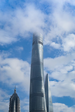云雾中的上海摩天大楼