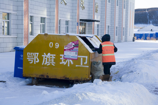 冬季清理垃圾环卫工人