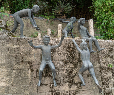 儿童游玩雕塑群