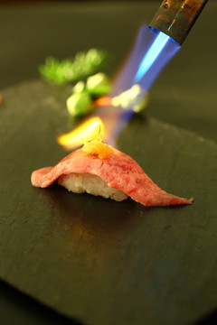 火炙雪花牛肉寿司