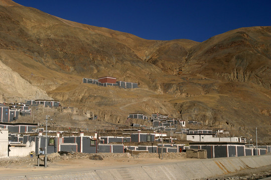 山脚下的藏族民居