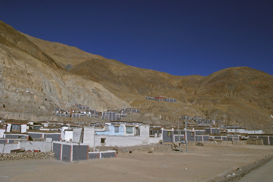 山脚下的藏族民居