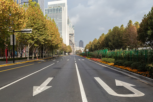 上海外滩秋日空旷无人的道路