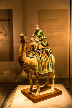 三彩骆驼载乐俑