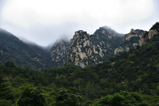 云雾中的山峰