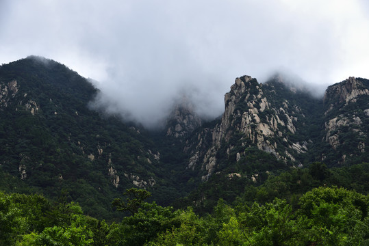 云雾中的山峰