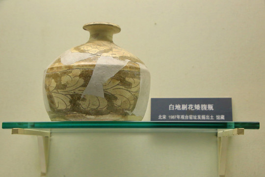 白地剔花矮腹瓶北宋