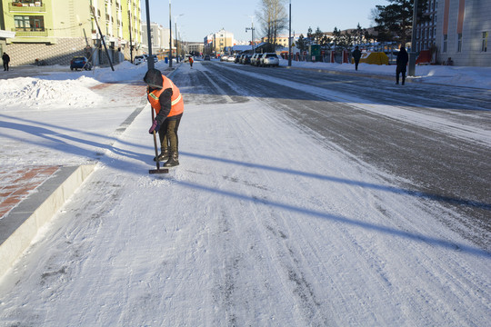 环卫工街道清理冰雪