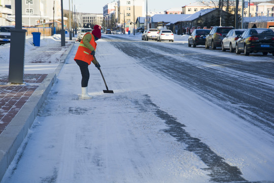环卫工街道清理冰雪