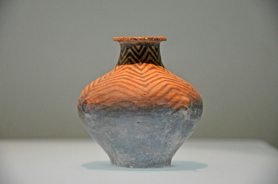 折线纹彩陶壶