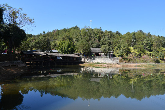 池塘木屋