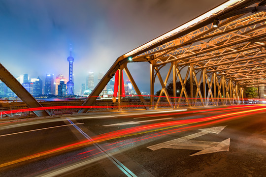 上海夜景和外白渡桥车轨