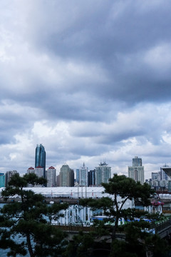 海岸线城市上空黑云一片片