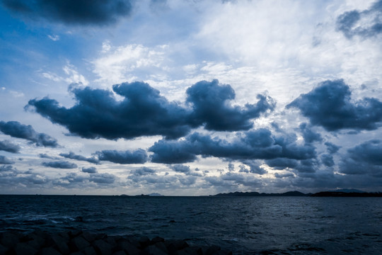 海面上朵朵黑色云团