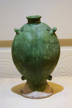 唐代绿釉双鱼瓶