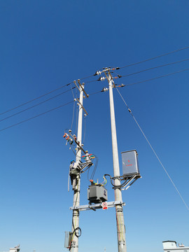 电力施工水泥电线杆安装人员