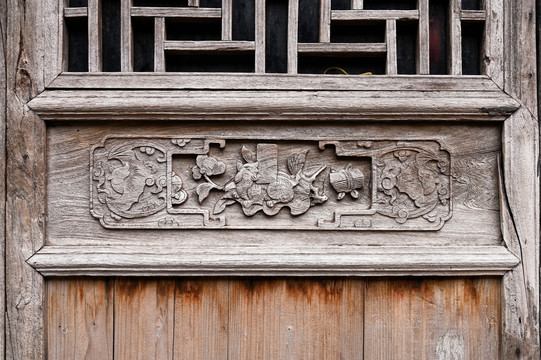 中式老房子雕花木门