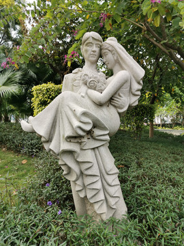 情侣雕像
