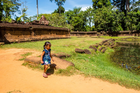 斑蒂丝蕾外的柬埔寨小女孩