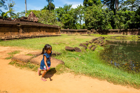 女皇宫外的柬埔寨小女孩