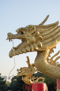 龙形雕塑