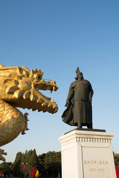 皇太极塑像