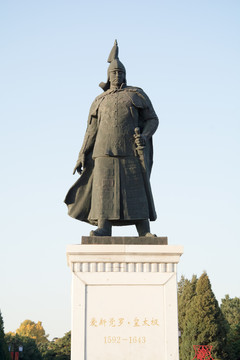 皇太极塑像