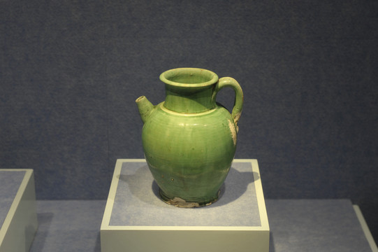 绿釉瓷执壶