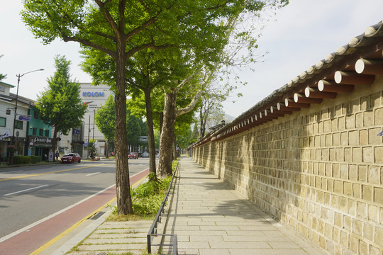 韩国景福宫宫墙外的步行小道