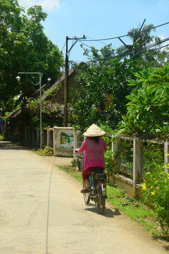 越南湄公河泰山岛骑自行车的妇女