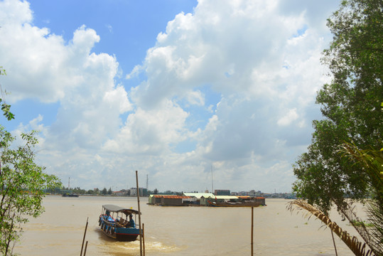 越南美托市湄公河的水上房屋