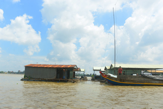 越南美托市湄公河的水上小屋