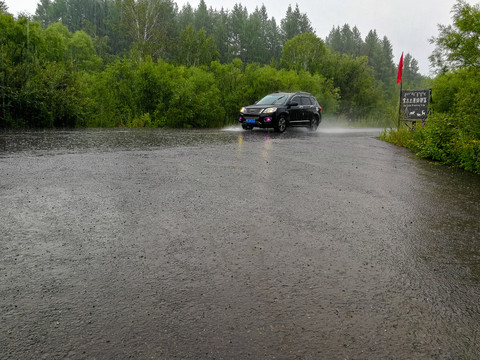 大雨中行驶的越野车