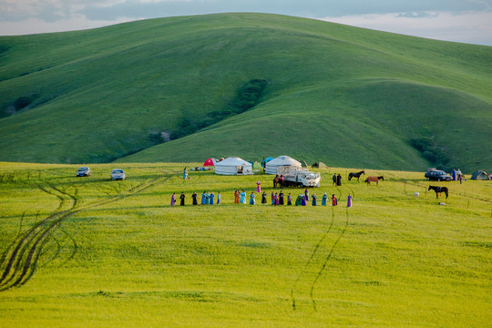 草原清晨蒙古包