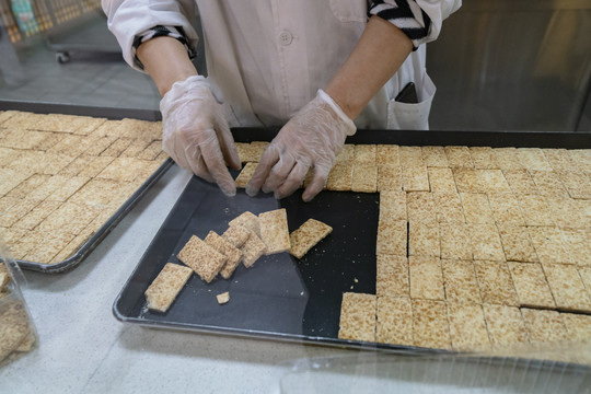 烘焙工厂手工包装流程