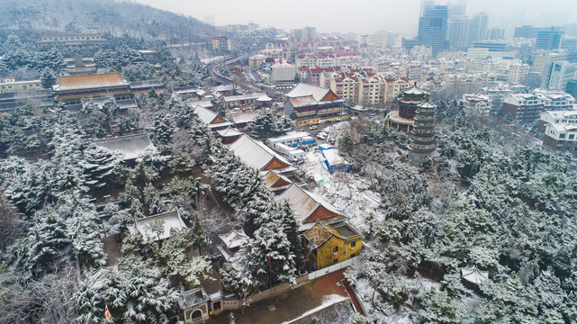 航拍雪后青岛湛山寺