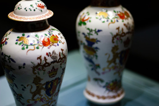 古董西洋纹饰瓷瓶
