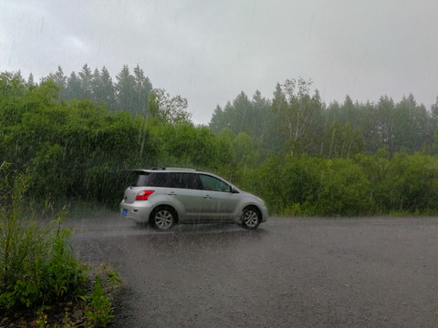 大雨中的汽车