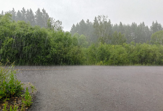 野外大暴雨