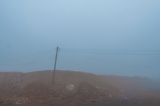 大雾天气电线杆