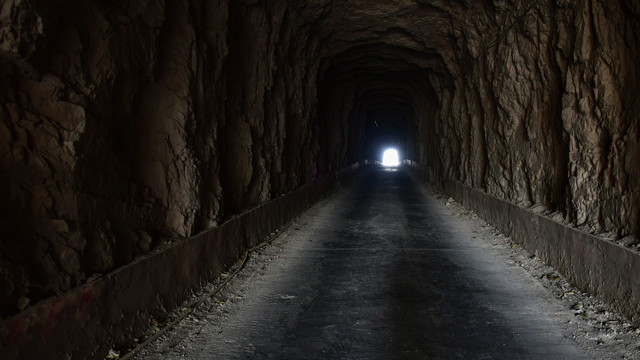 穿山马路的隧道景观