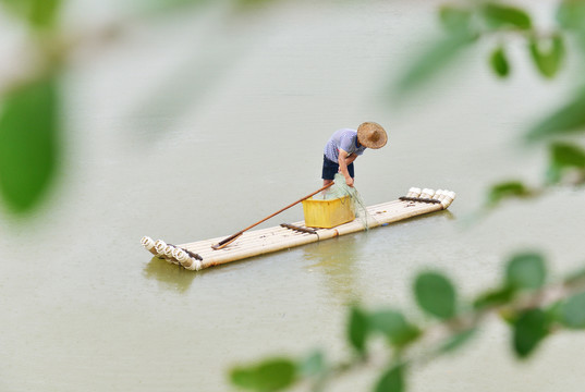河面上渔民划竹筏捕鱼
