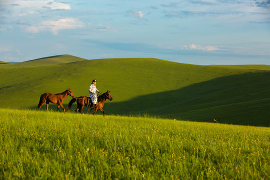 草原上骑马的蒙古人