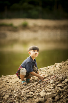 小男孩在河边玩耍