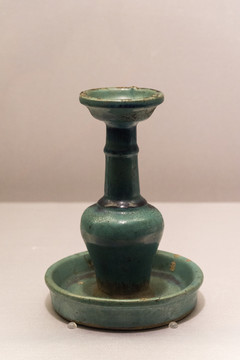 清代绿釉宝瓶形连托烛台