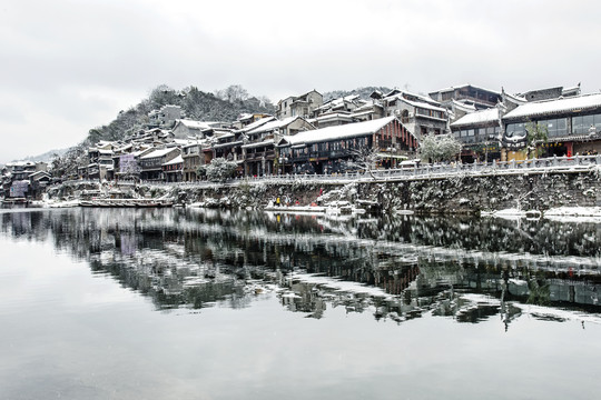 水墨凤凰古城雪景