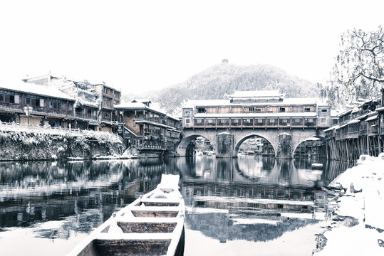 水墨凤凰古城雪景