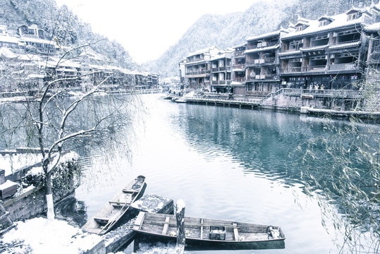 水墨凤凰古城雪景