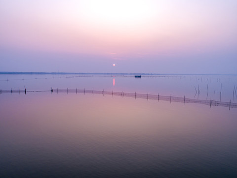 湖泊水面船