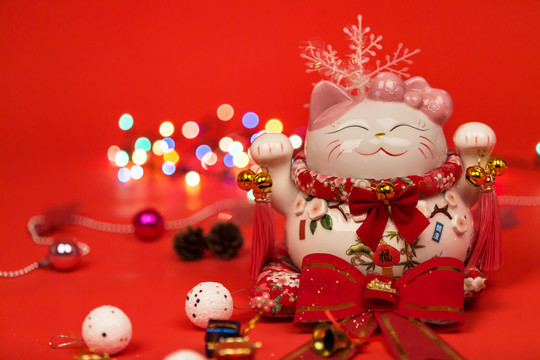圣诞节的招财猫在红色背景